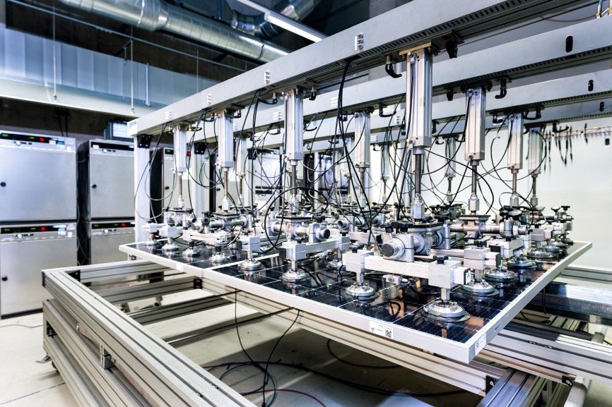 Das Solarlabor des TÜV Rheinland in Köln ist eines der weltweit größten Labore zur Prüfung von Solarmodulen.