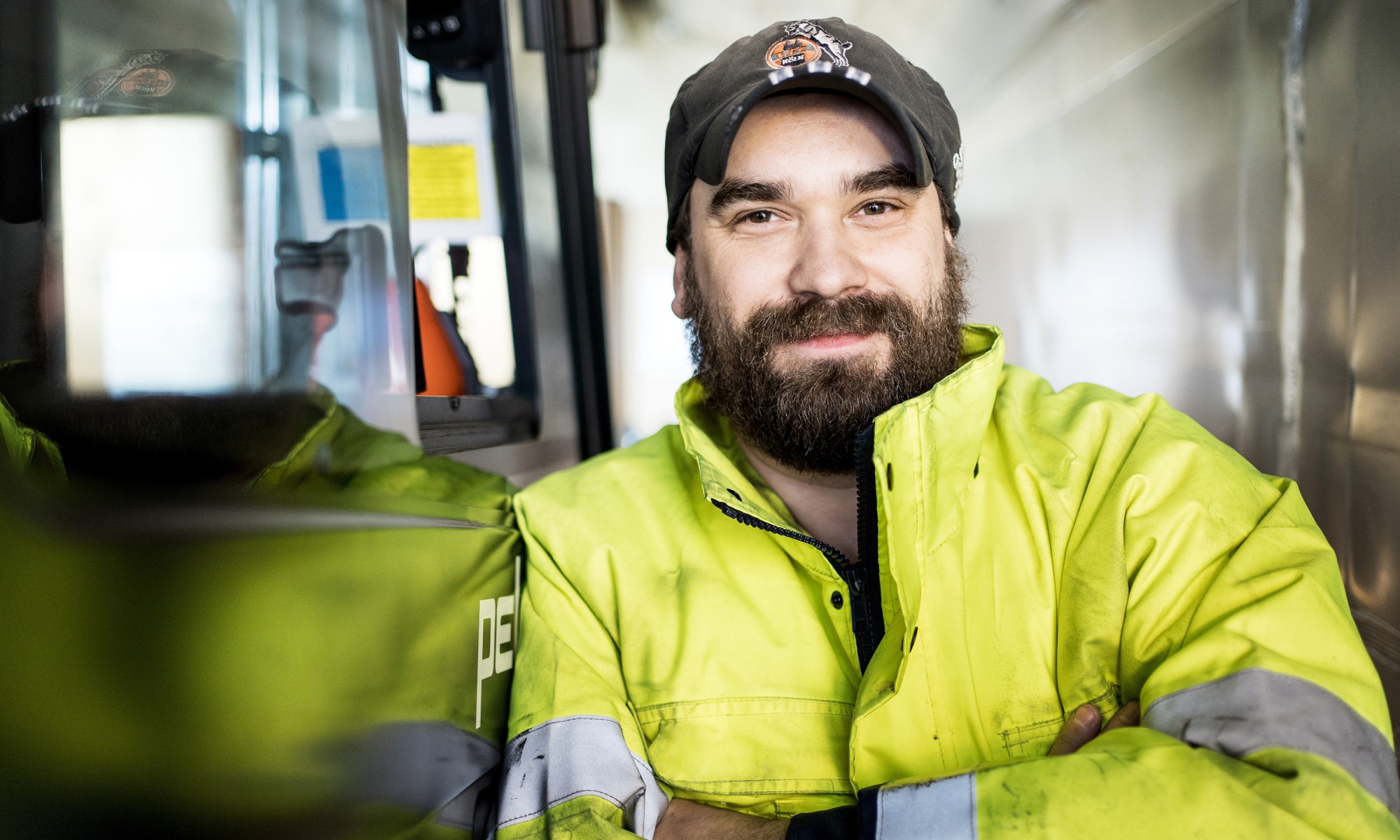An einem Standort der H&auml;fen und G&uuml;terverkehr K&ouml;ln AG werden Papierrollen angeliefert und weitervertrieben.