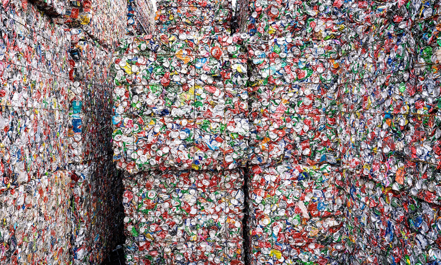 An zwei Standorten der HGK in Neuss und Dormagen werden vielf&auml;ltige logistische Leistungen rund um das Metall Aluminium angeboten.