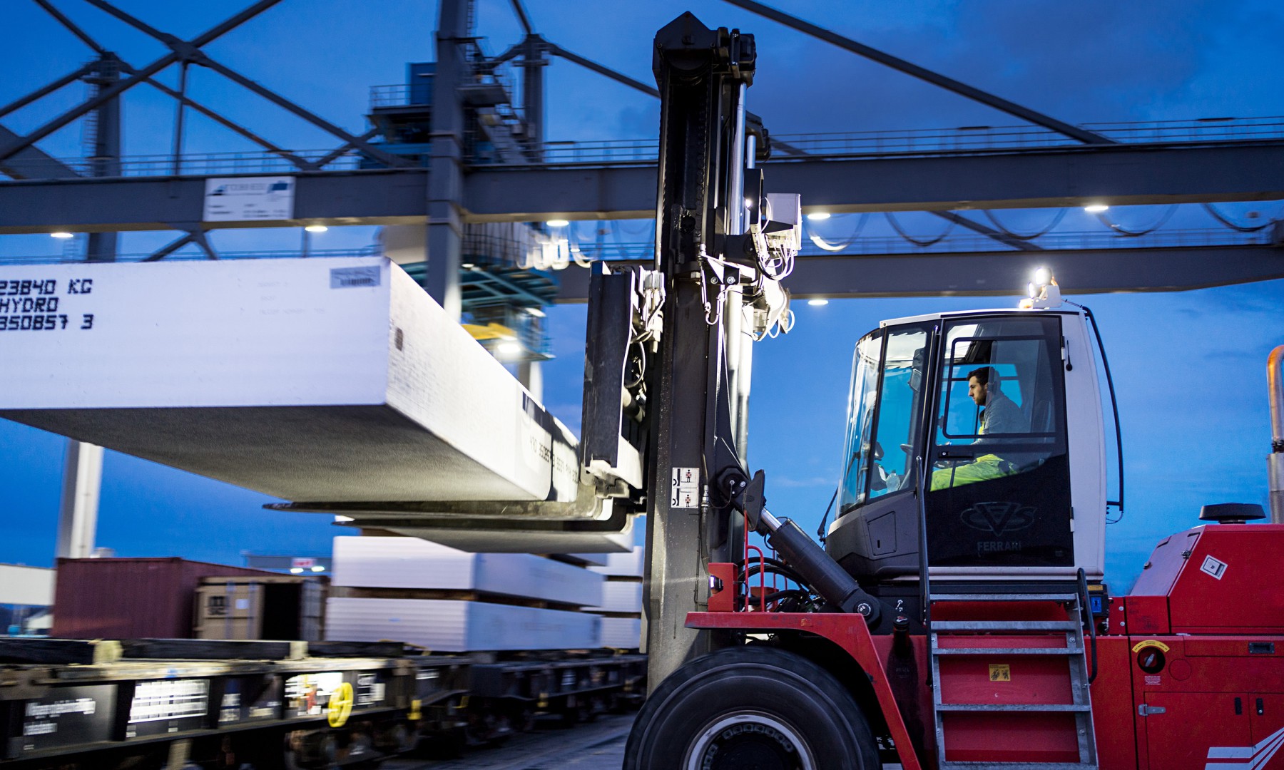 An zwei Standorten der HGK in Neuss und Dormagen werden vielf&auml;ltige logistische Leistungen rund um das Metall Aluminium angeboten.
