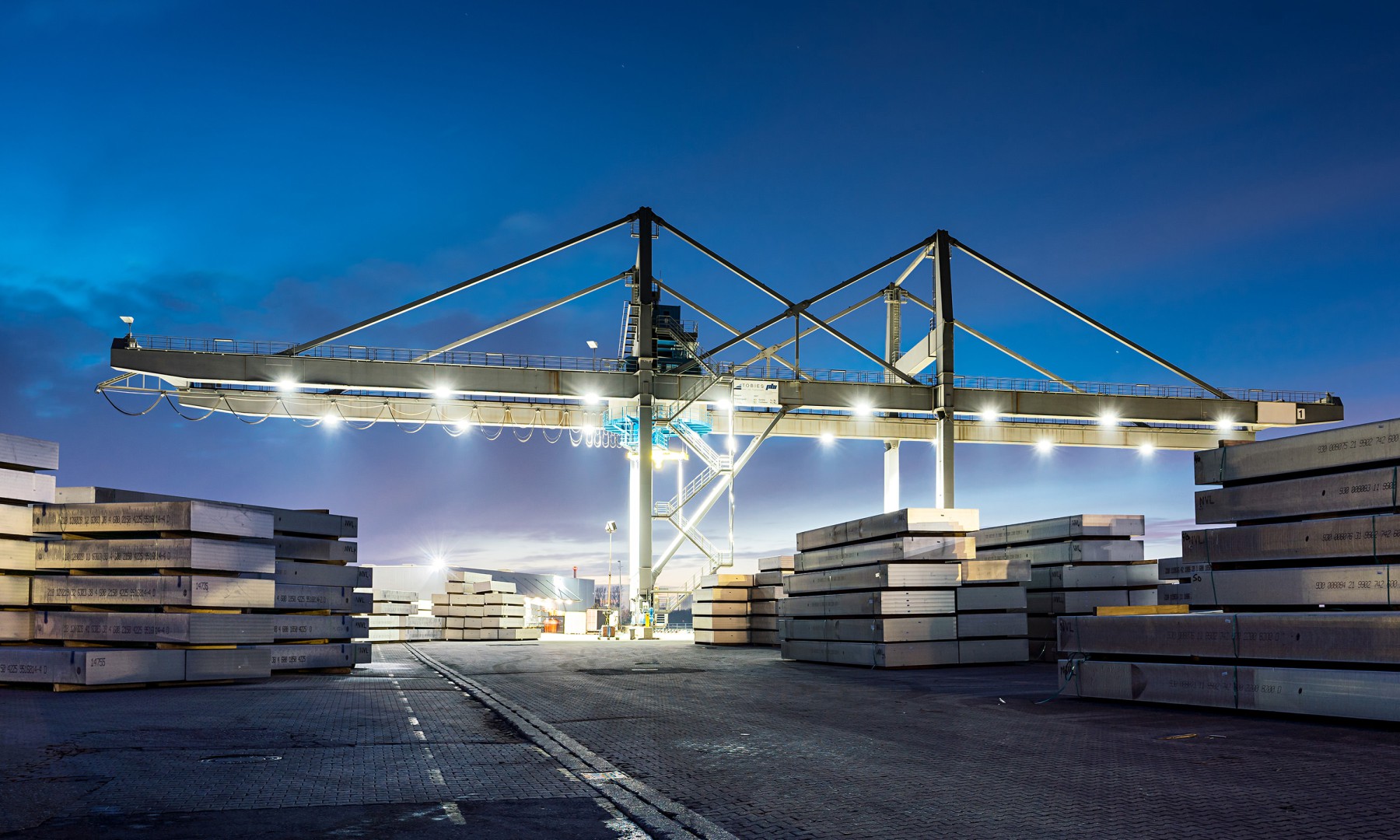 An zwei Standorten der HGK in Neuss und Dormagen werden vielf&auml;ltige logistische Leistungen rund um das Metall Aluminium angeboten.