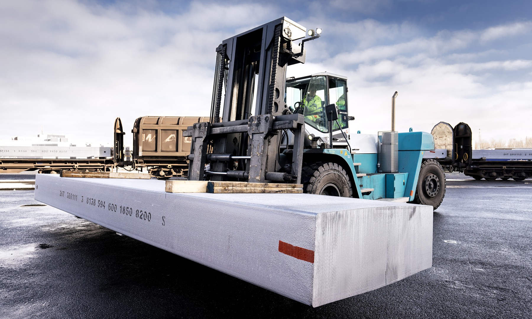 An zwei Standorten der HGK in Neuss und Dormagen werden vielf&auml;ltige logistische Leistungen rund um das Metall Aluminium angeboten.