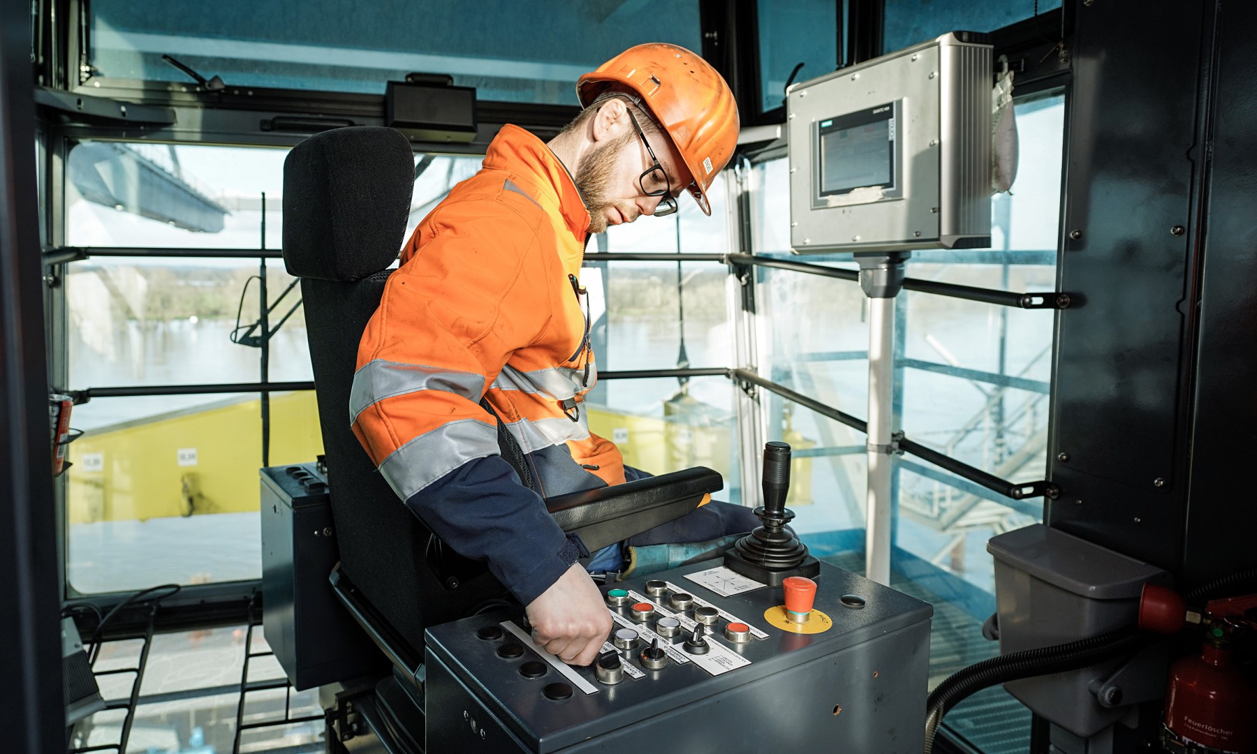 An zwei Standorten der HGK in Neuss und Dormagen werden vielf&auml;ltige logistische Leistungen rund um das Metall Aluminium angeboten.