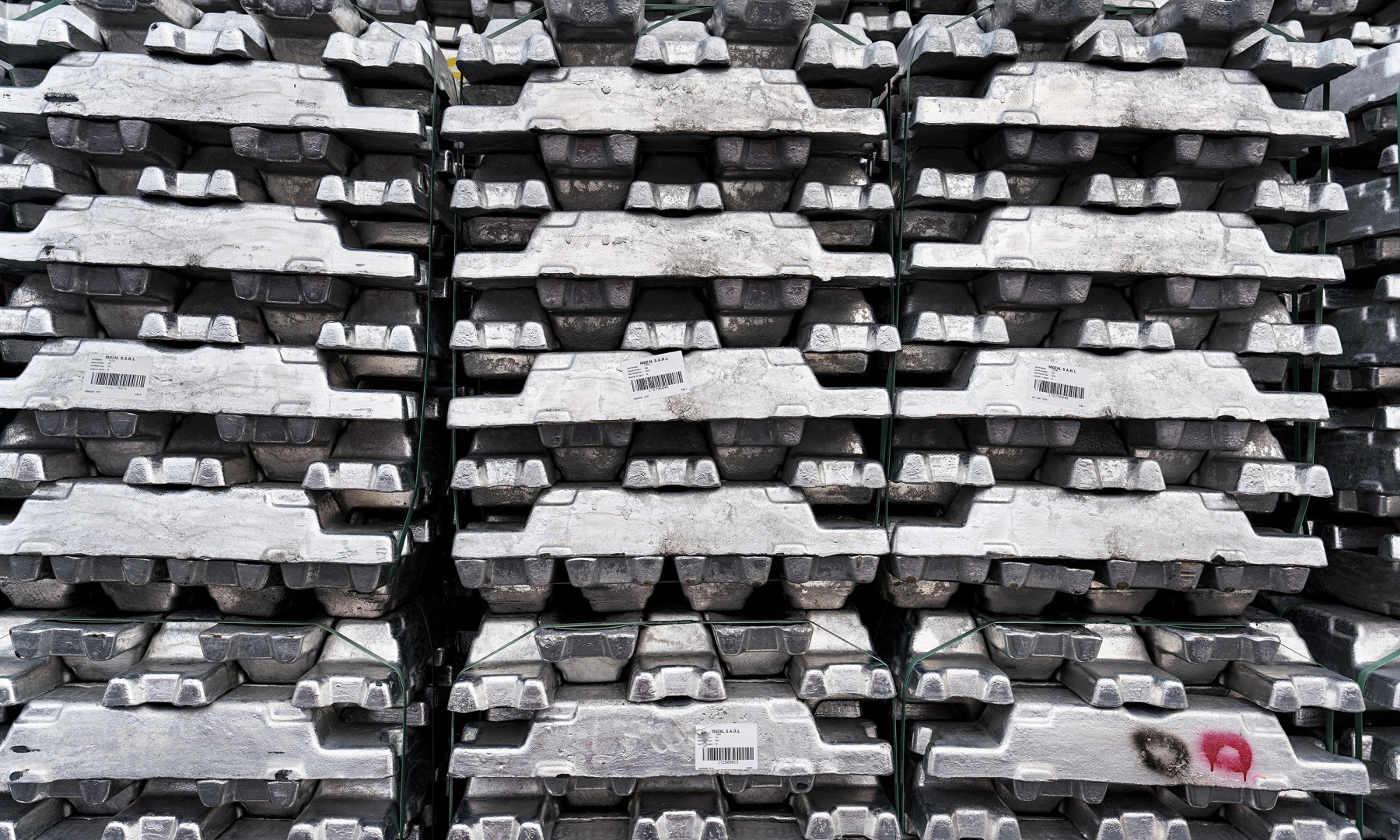 An zwei Standorten der HGK in Neuss und Dormagen werden vielf&auml;ltige logistische Leistungen rund um das Metall Aluminium angeboten.