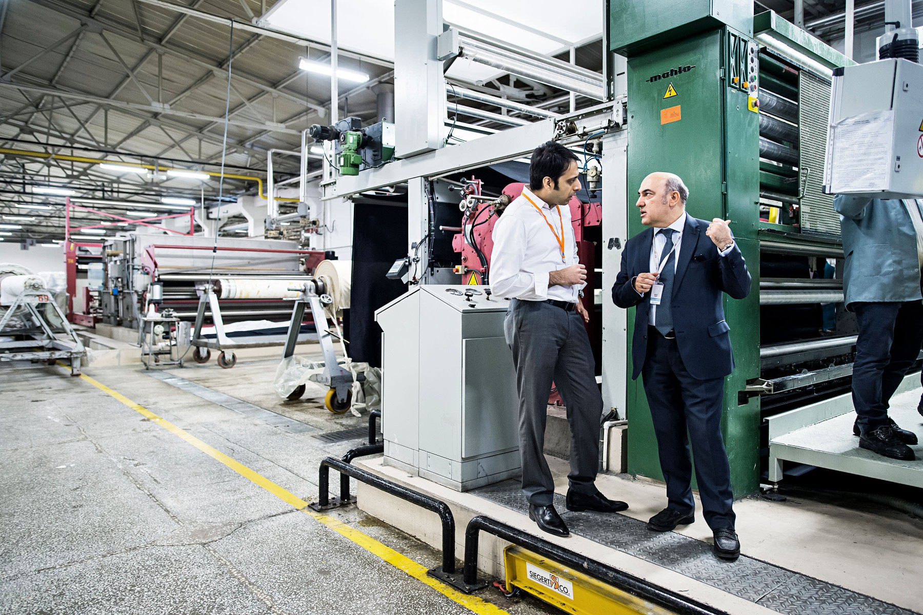 In Istanbul beraten und &uuml;berpr&uuml;fen Mitarbeiterinnen und Mitarbeiter des T&Uuml;V Rheinland einen Textilhersteller bei der Reduzierung von Giftstoffen in den Produkten des Unternehmens
