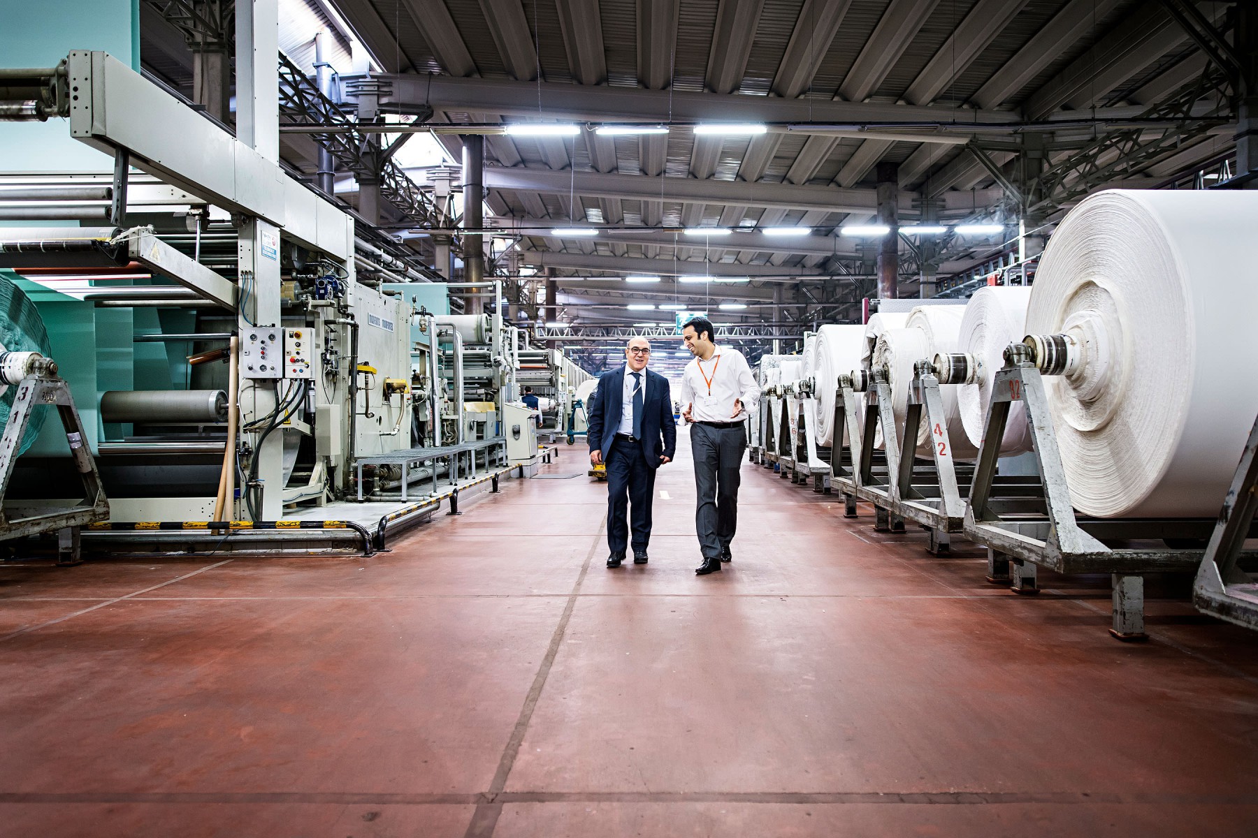 In Istanbul beraten und &uuml;berpr&uuml;fen Mitarbeiterinnen und Mitarbeiter des T&Uuml;V Rheinland einen Textilhersteller bei der Reduzierung von Giftstoffen in den Produkten des Unternehmens