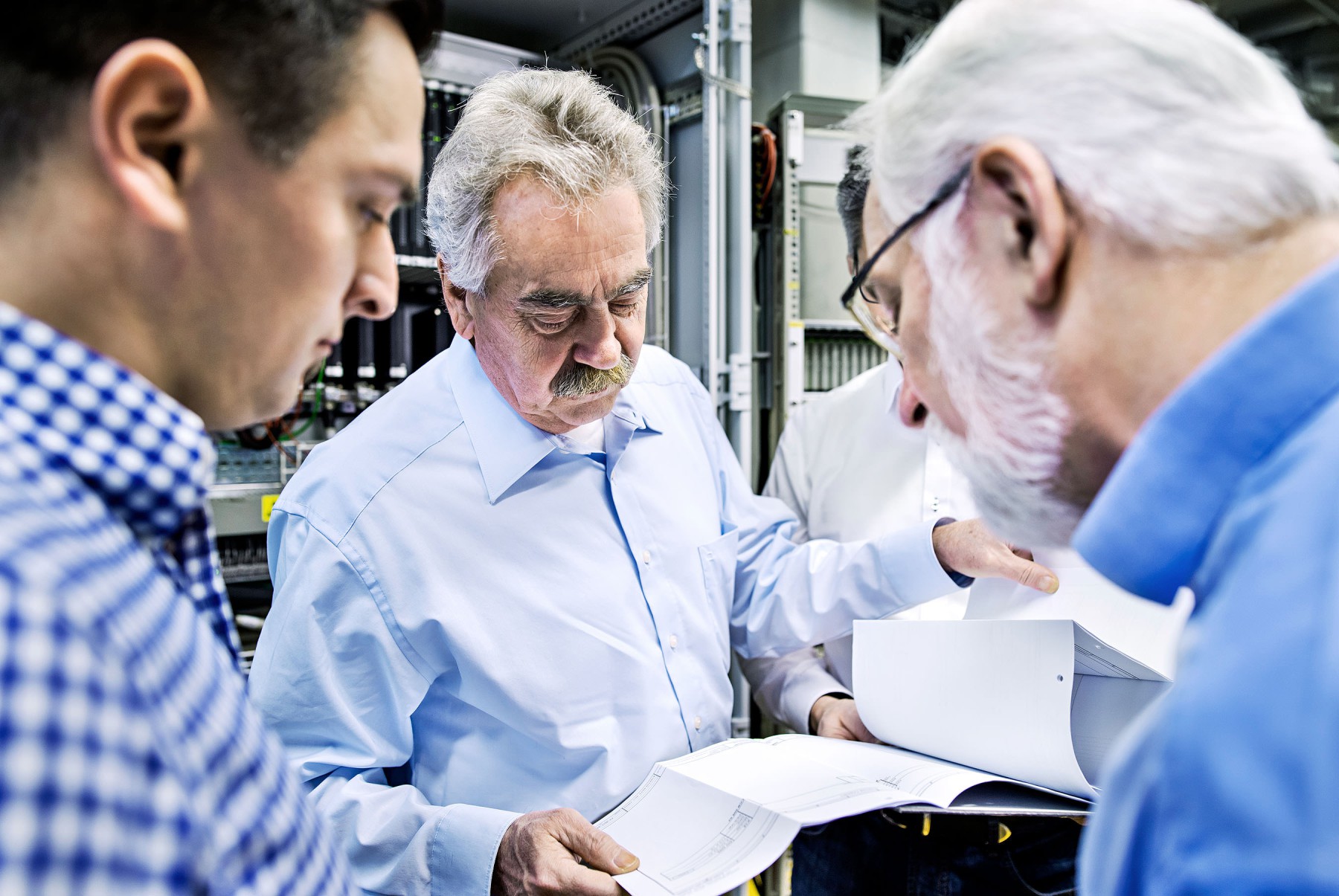 Mitarbeiter des T&Uuml;V Rheinland beraten Unternehmen in Fragen der Cyber-Security am Unternehmensstandort