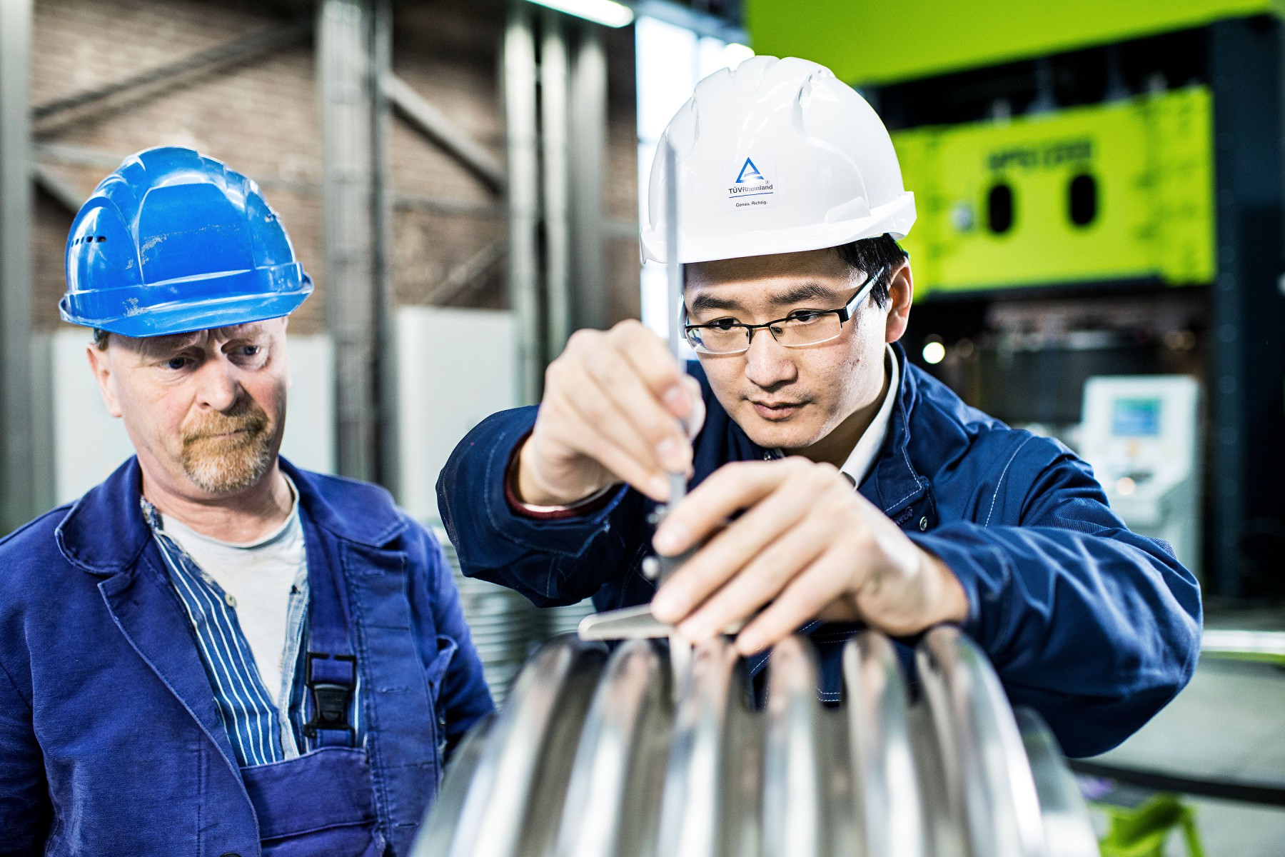 T&Uuml;V Rheinland-Sachverst&auml;ndige werden umfangreich ausgebildet, bevor sie eigenst&auml;ndige Pr&uuml;furteile abgeben d&uuml;rfen