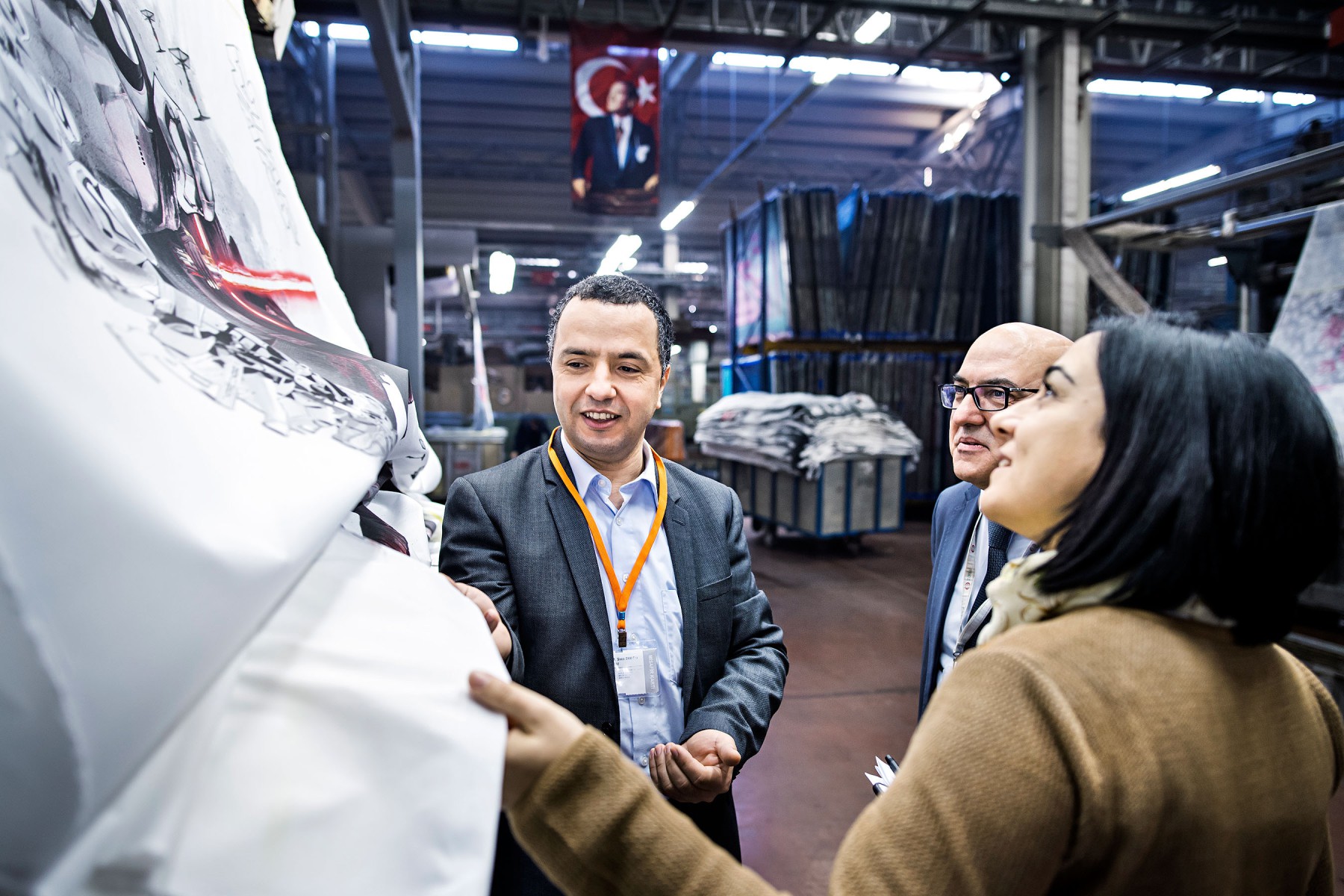 In Istanbul beraten und &uuml;berpr&uuml;fen Mitarbeiterinnen und Mitarbeiter des T&Uuml;V Rheinland einen Textilhersteller bei der Reduzierung von Giftstoffen in den Produkten des Unternehmens