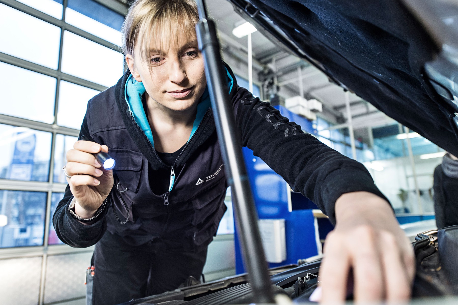 Das klassische Gesch&auml;ft des T&Uuml;V Rheinland ist die Fahrzeug-Hauptuntersuchung, hier in K&ouml;ln-M&uuml;lheim