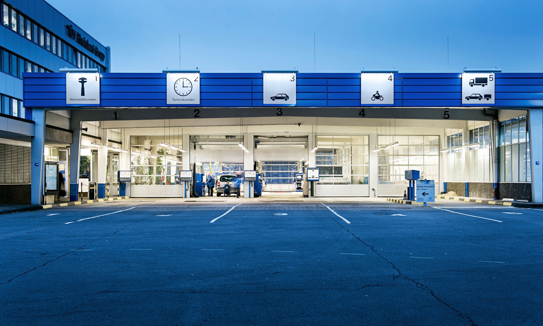 Das klassische Gesch&auml;ft des T&Uuml;V Rheinland ist die Fahrzeug-Hauptuntersuchung, hier in K&ouml;ln-M&uuml;lheim