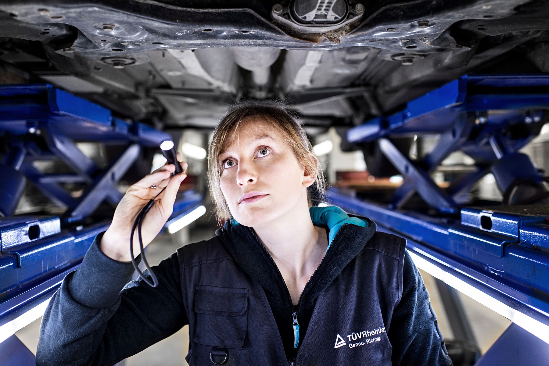 Das klassische Gesch&auml;ft des T&Uuml;V Rheinland ist die Fahrzeug-Hauptuntersuchung, hier in K&ouml;ln-M&uuml;lheim