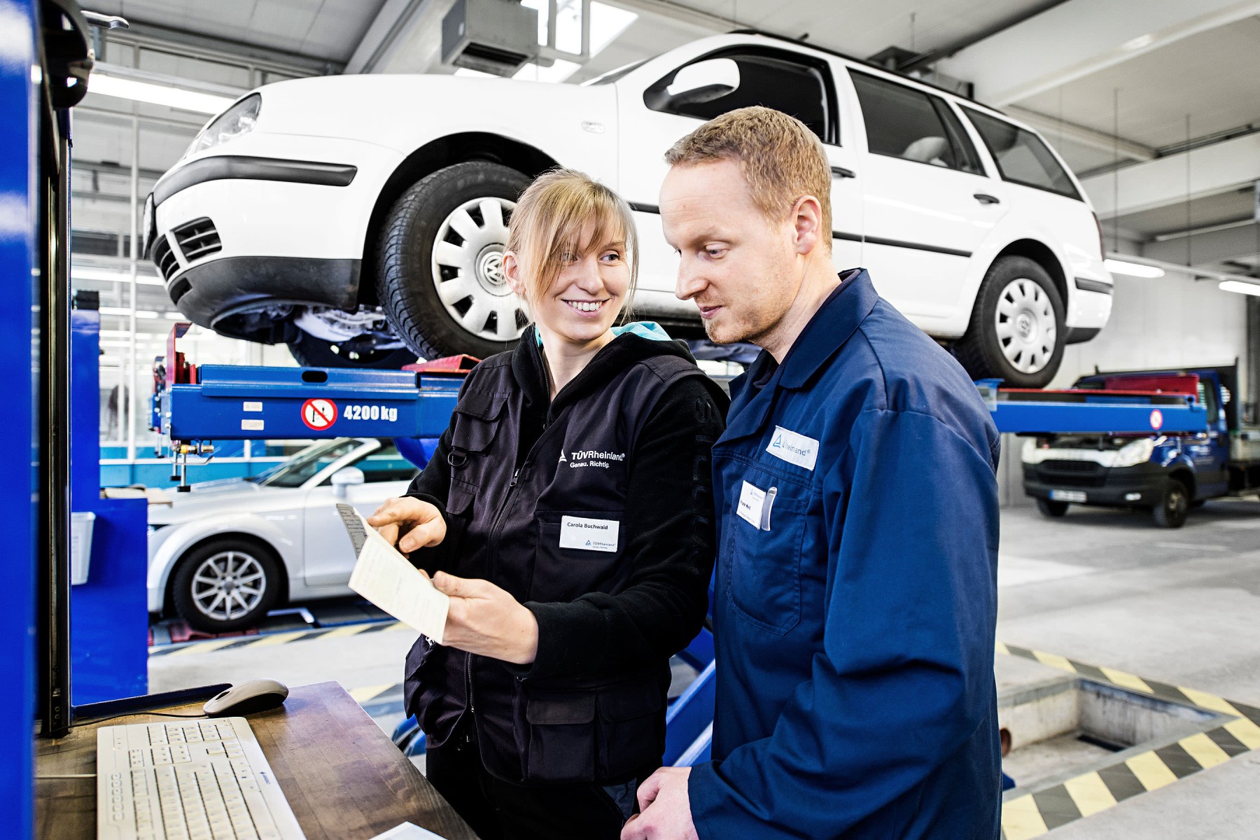 Das klassische Gesch&auml;ft des T&Uuml;V Rheinland ist die Fahrzeug-Hauptuntersuchung, hier in K&ouml;ln-M&uuml;lheim