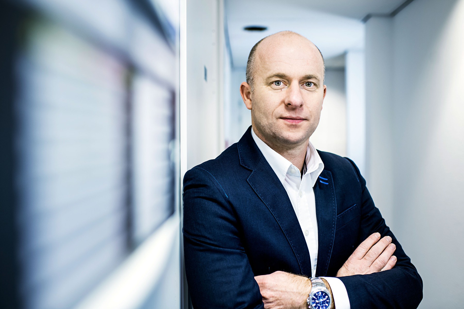 Im niederl&auml;ndischen Arnheim testen Mitarbeiter des T&Uuml;V Rheinland Glas auf seine Eigenschaften und F&auml;higkeiten