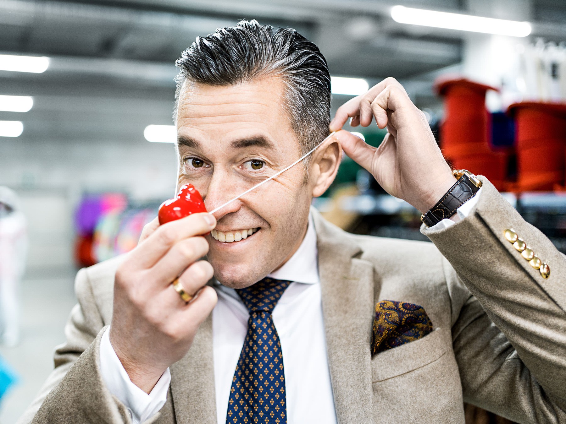 Herbert Geiss in einer Filiale des Kost&uuml;mhandels Deiters