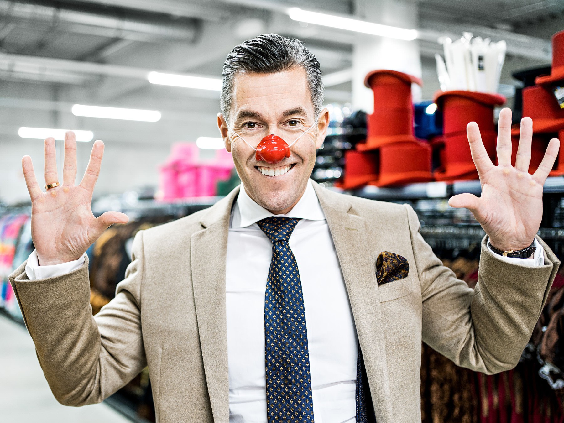 Herbert Geiss in einer Filiale des Kost&uuml;mhandels Deiters