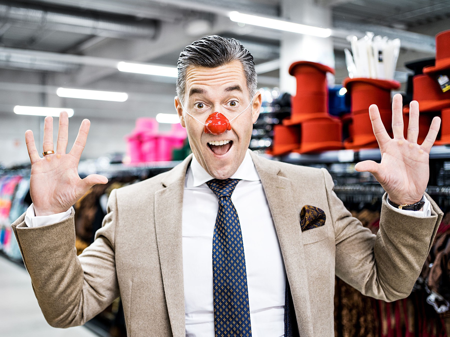 Herbert Geiss in einer Filiale des Kost&uuml;mhandels Deiters