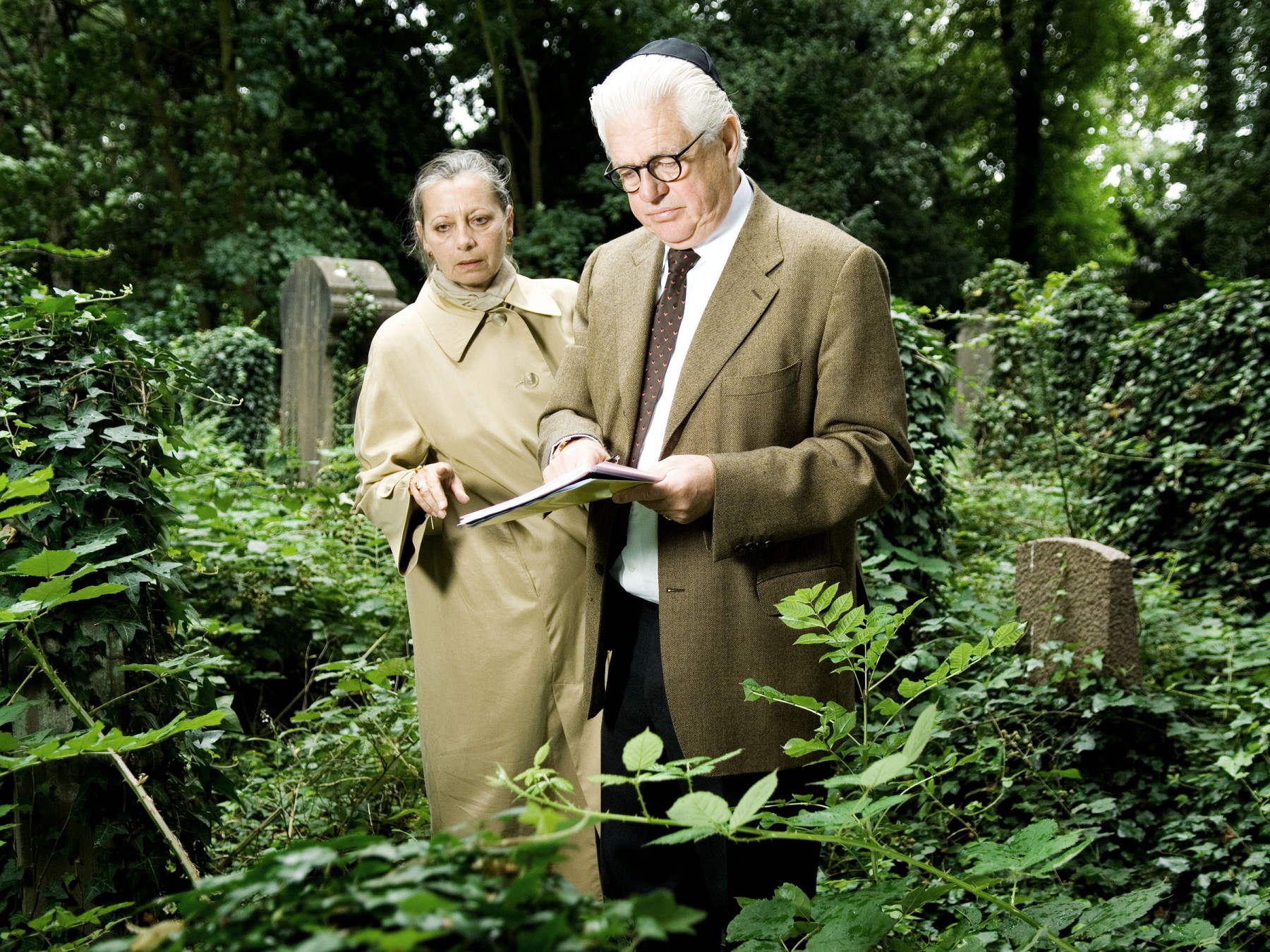 Dr. Hans Henrici and assistent