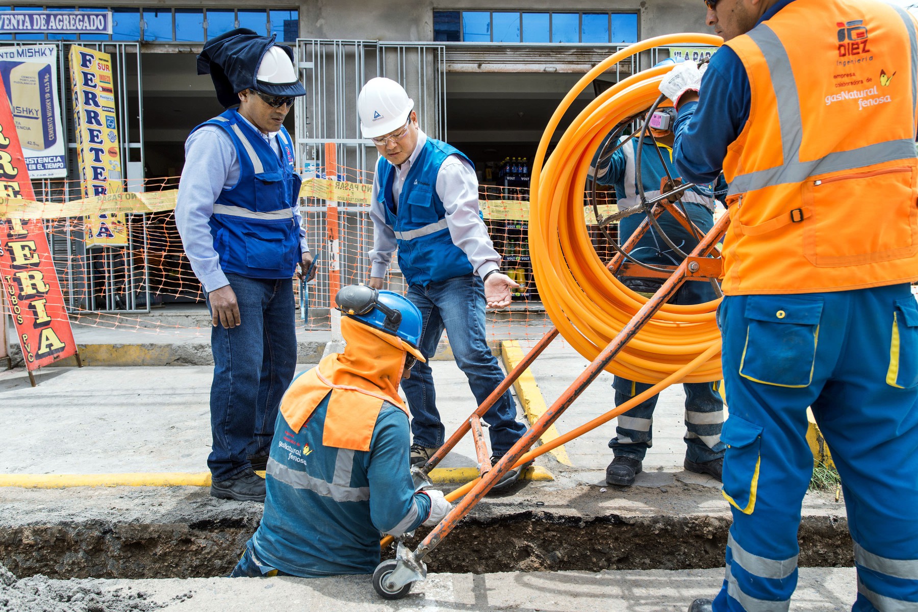 In Arequipa überwacht der TÜV-Rheinland die Installation von Erdgasleitungen.