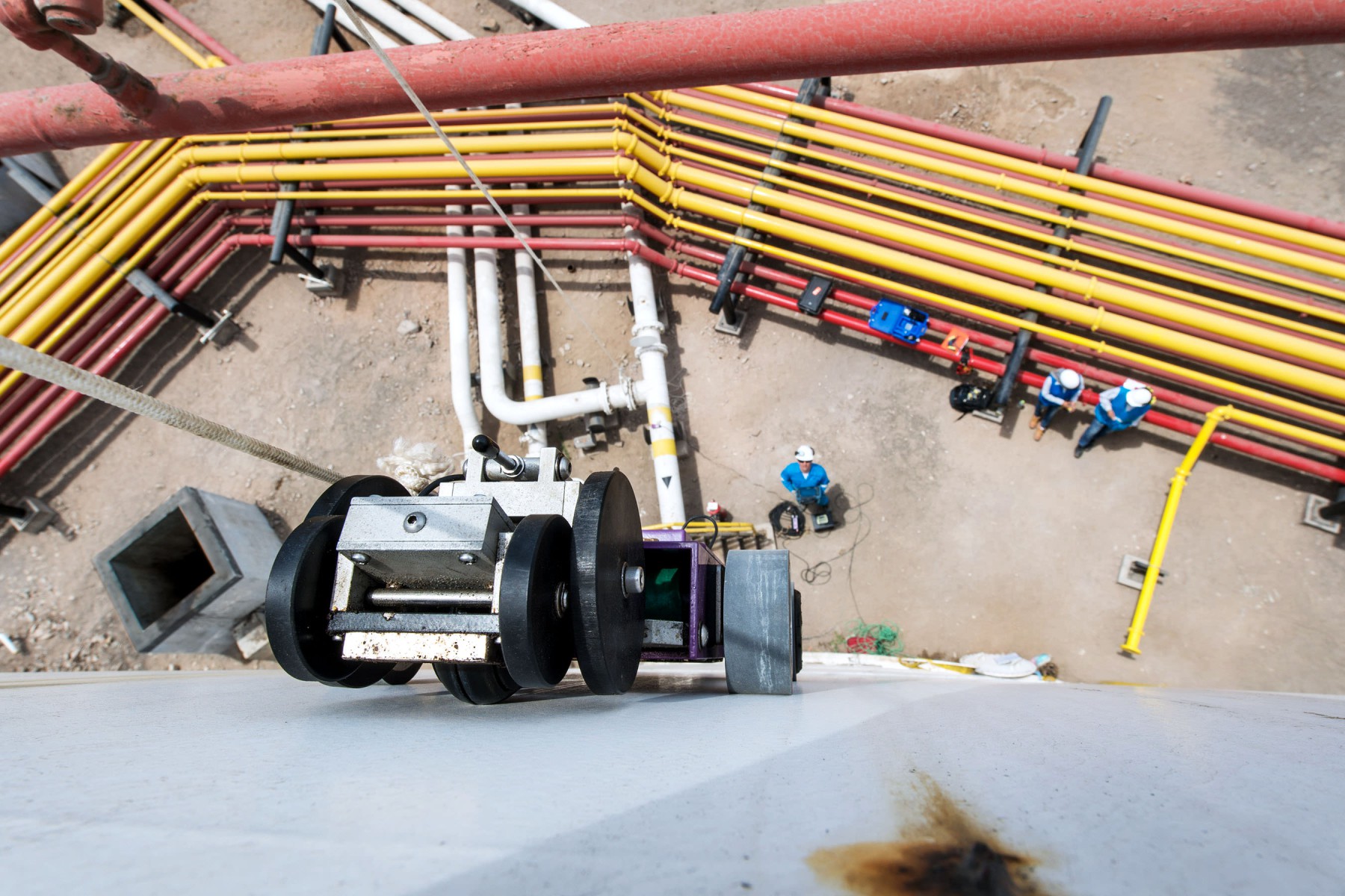 In Mollendo an der Pazifikküste nehmen TÜV-Mitarbeiter eine Materialprüfung an einem Treibstofftank vor.