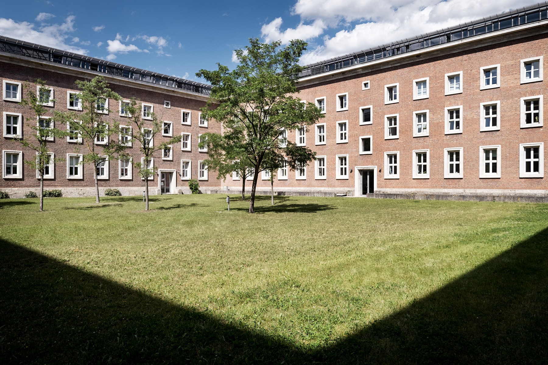 Innenhof der ehemaligen SS-Kaserne