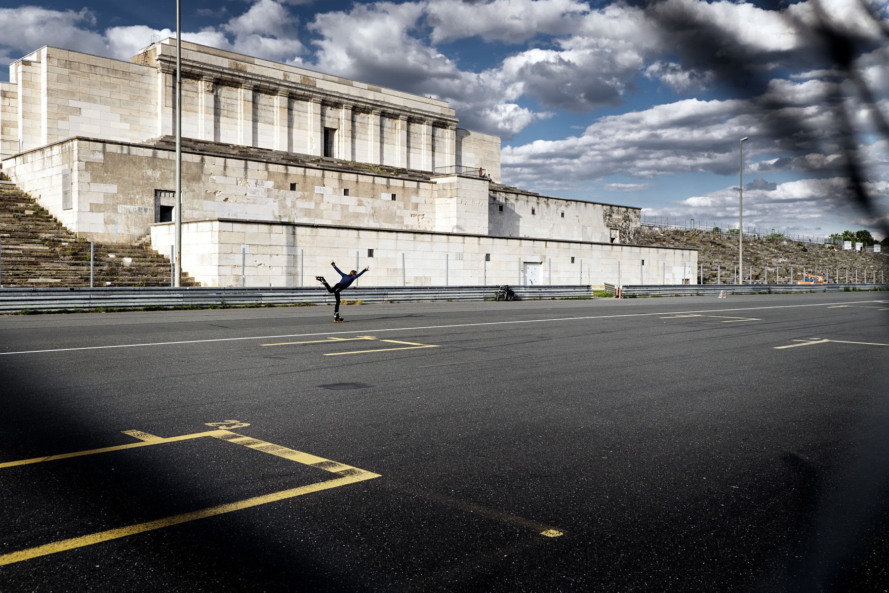 Skater auf dem Platz vor der ehemaligen Zeppelintribühne