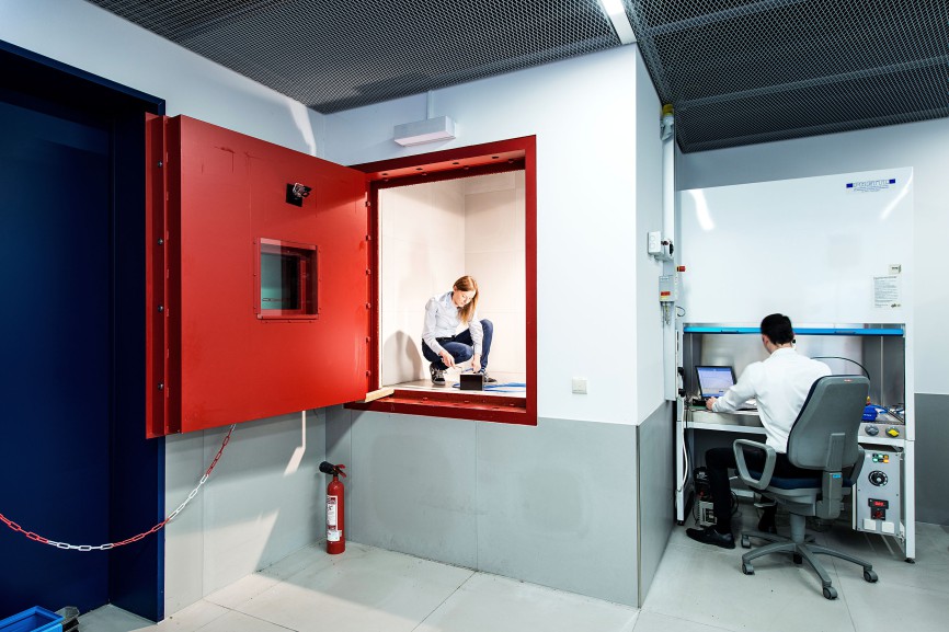 In Nürnberg betreibt der TÜV Rheinland ein Labor zur Sicherheitsprüfung von Batterien und Akkus unterschiedlichster Bauart und Größe