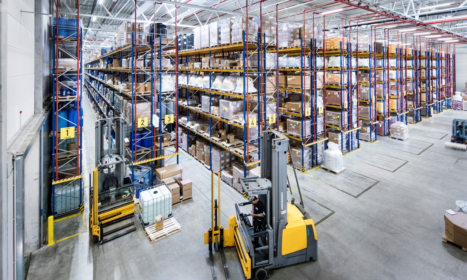 Ein modernes Multi-User-Logistikzentrum der H&auml;fen und G&uuml;terverkehr K&ouml;ln AG (HGK)