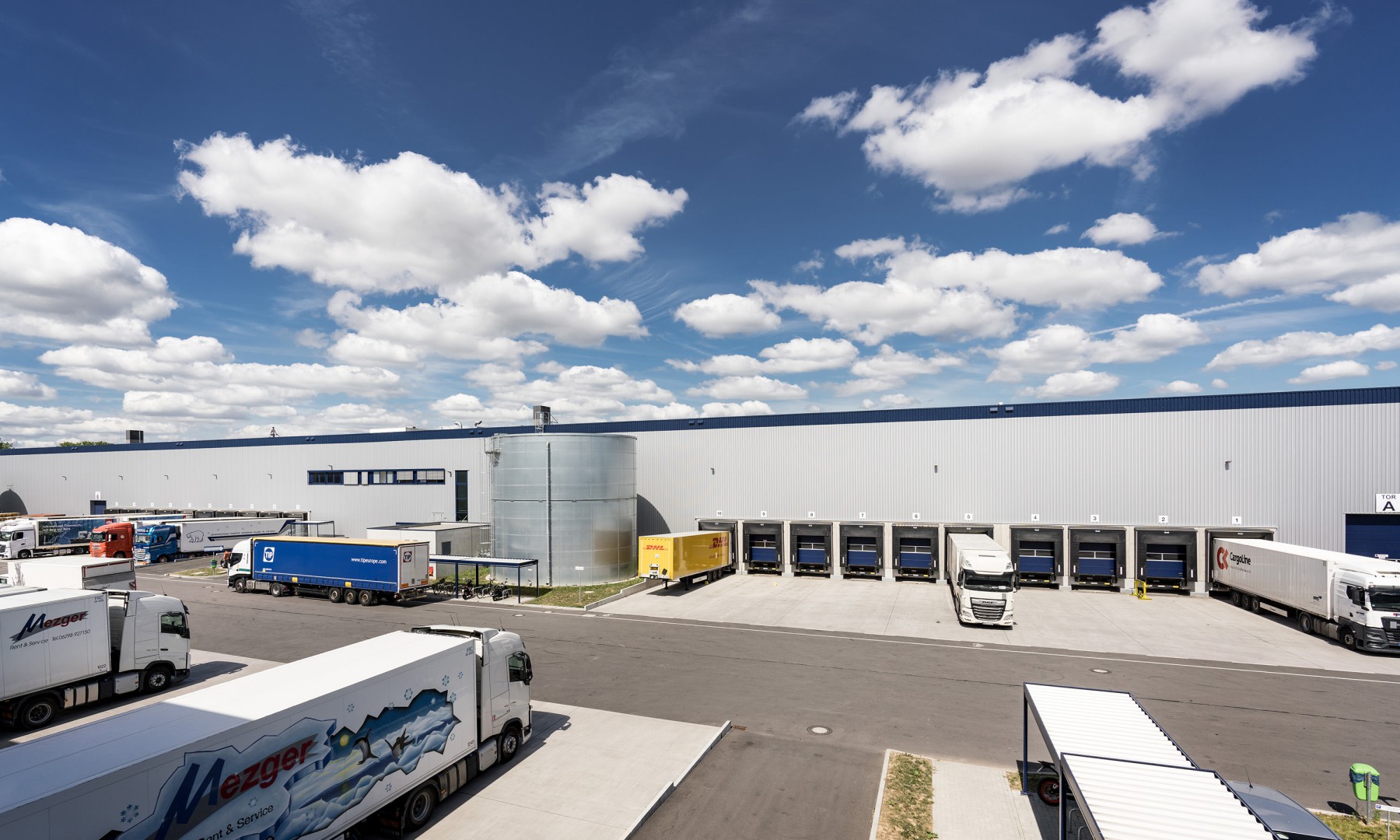 Ein modernes Multi-User-Logistikzentrum der H&auml;fen und G&uuml;terverkehr K&ouml;ln AG (HGK)