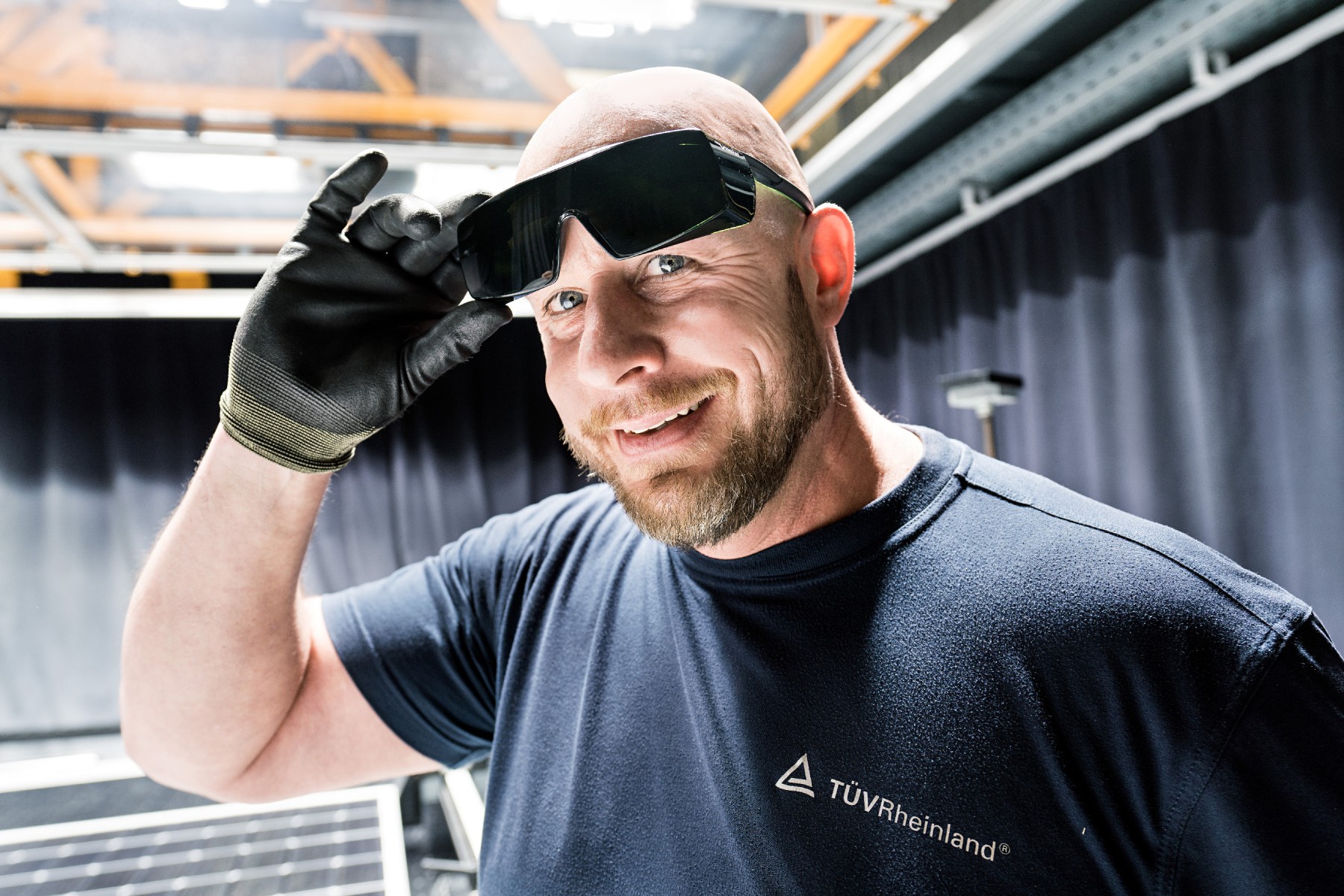 Das Solarlabor des T&Uuml;V Rheinland in K&ouml;ln ist eines der weltweit gr&ouml;&szlig;ten Labore zur Pr&uuml;fung von Solarmodulen.