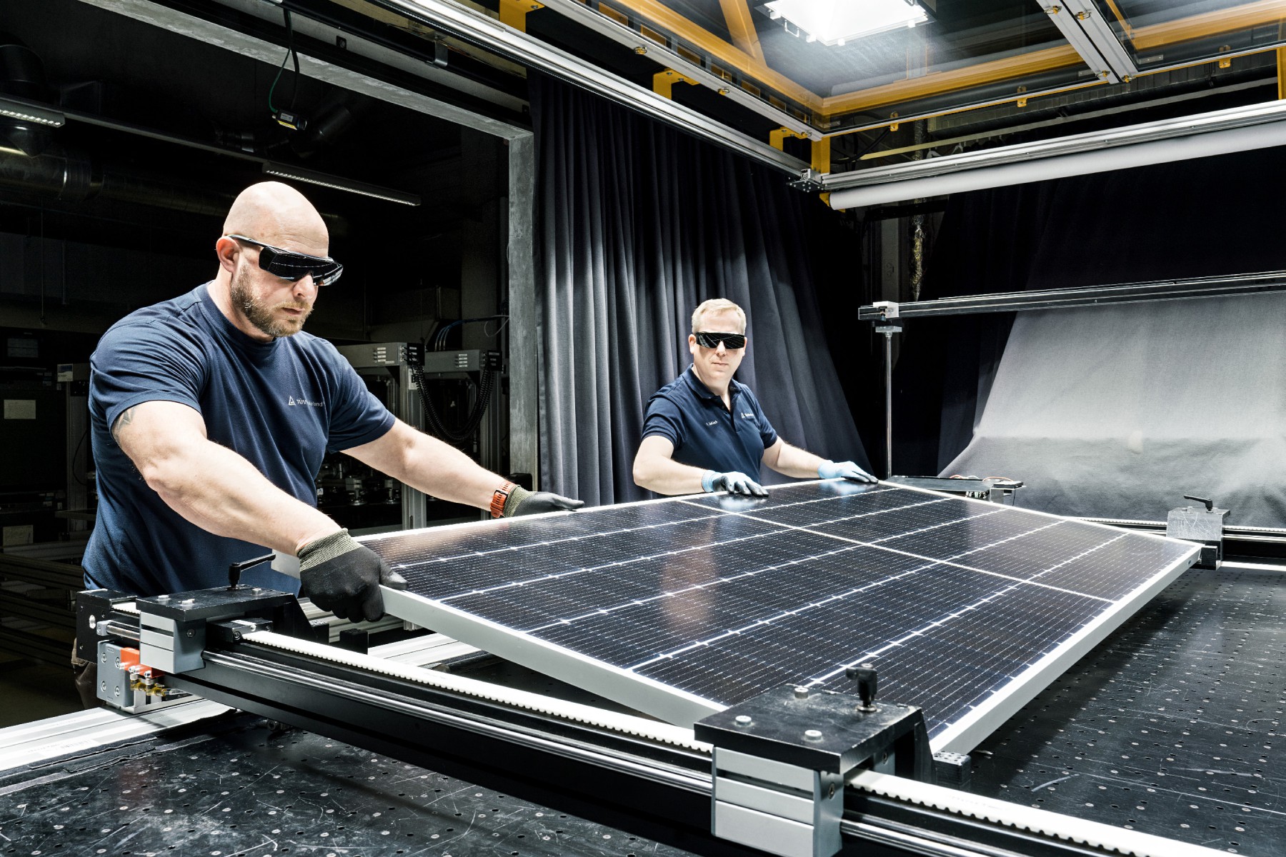 Das Solarlabor des T&Uuml;V Rheinland in K&ouml;ln ist eines der weltweit gr&ouml;&szlig;ten Labore zur Pr&uuml;fung von Solarmodulen.