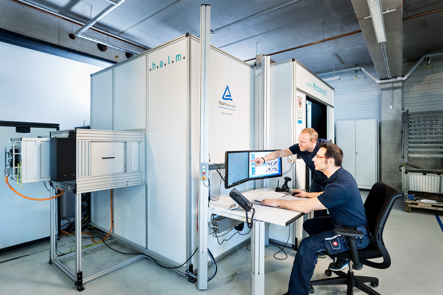 Das Solarlabor des T&Uuml;V Rheinland in K&ouml;ln ist eines der weltweit gr&ouml;&szlig;ten Labore zur Pr&uuml;fung von Solarmodulen.