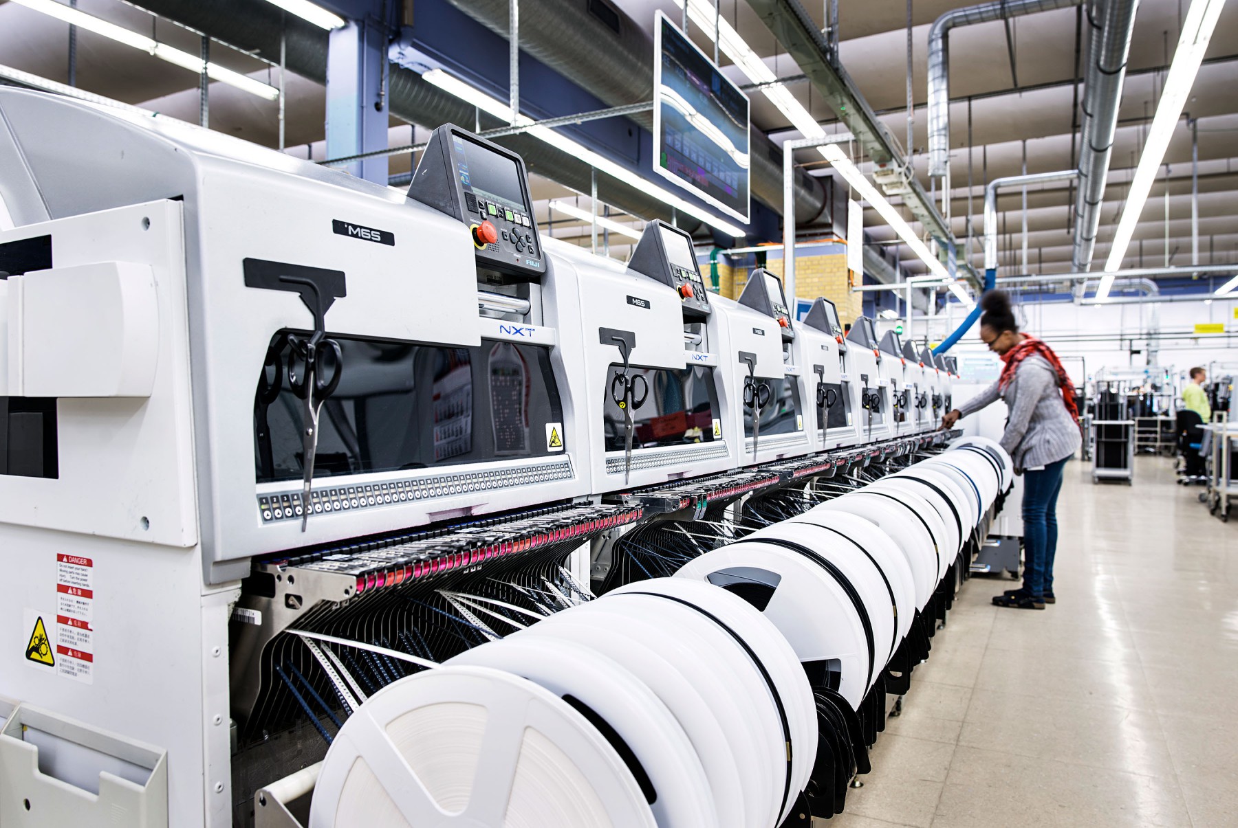 Mitarbeiter des TÜV Rheinland beraten Unternehmen in Fragen der Cyber-Security am Unternehmensstandort