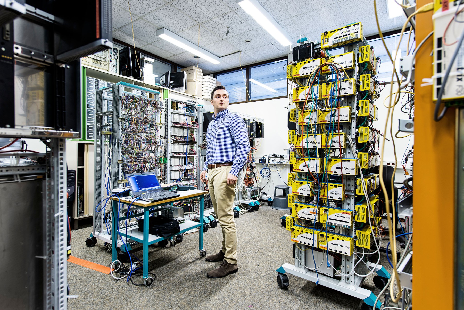 Mitarbeiter des TÜV Rheinland beraten Unternehmen in Fragen der Cyber-Security am Unternehmensstandort