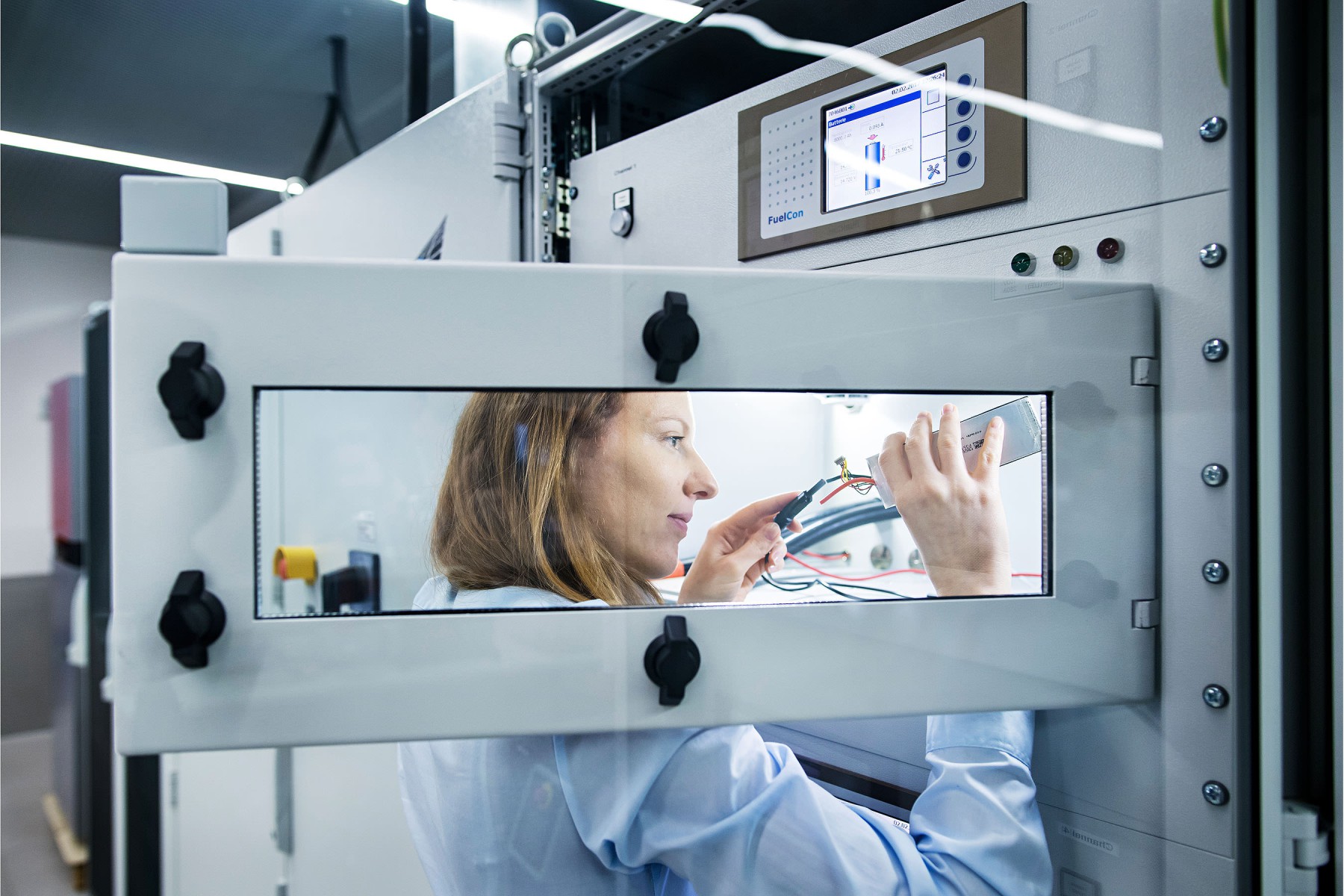 In Nürnberg betreibt der TÜV Rheinland ein Labor zur Sicherheitsprüfung von Batterien und Akkus unterschiedlichster Bauart und Größe