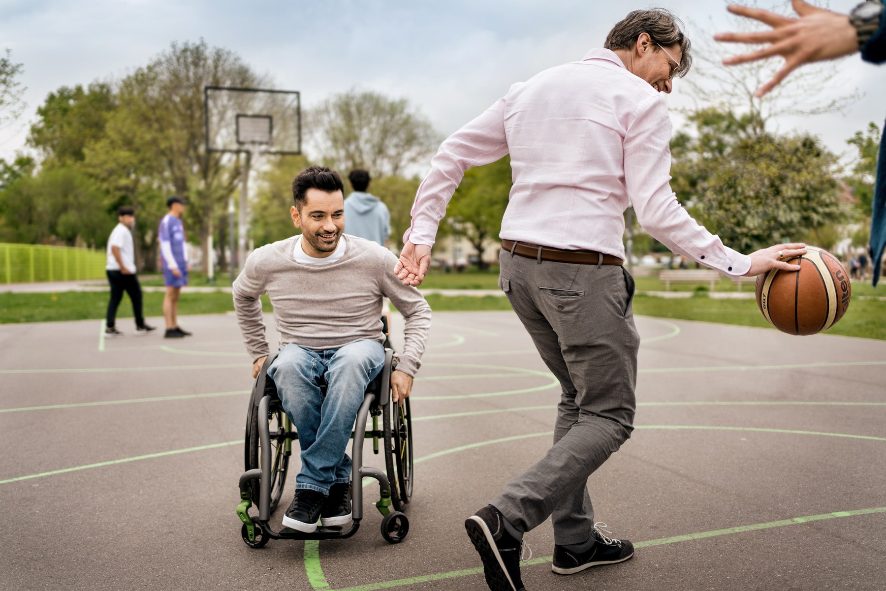 Ingo Meyer mit Tan Caglar auf einem Basketballplatz im Herzen von Hildesheim