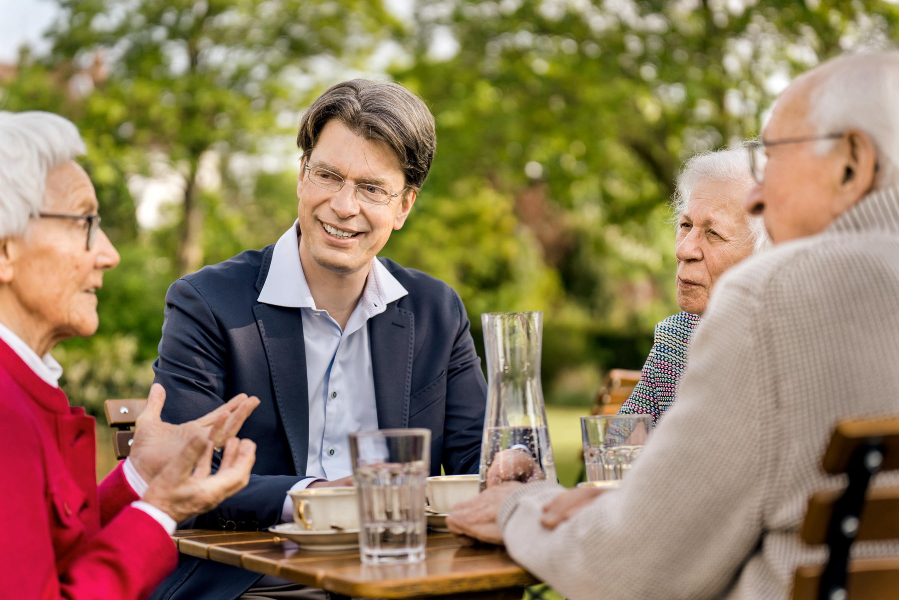 Ingo Meyer im Gespr&auml;ch mit Senioren