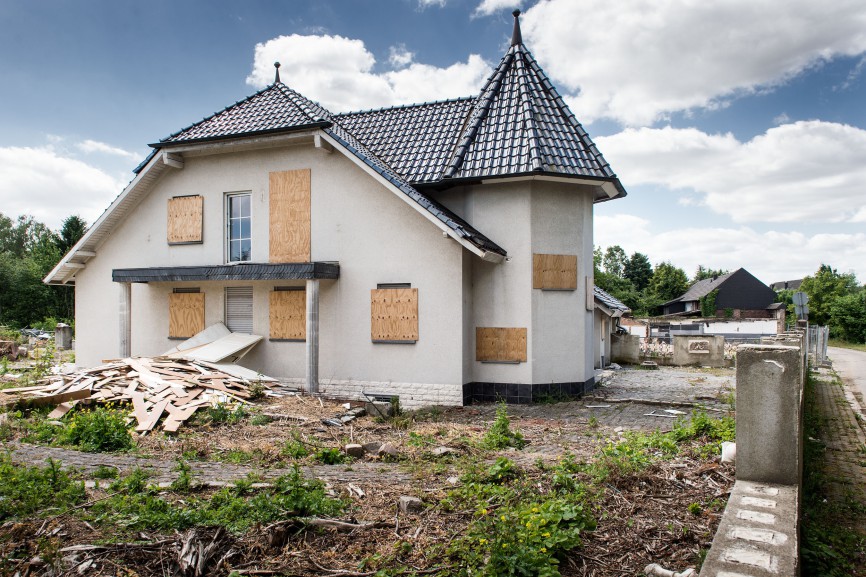 Eine verlassene Villa in Borschemich, kurz vor dem Abriss des Dorfes, 2015. Manche Häuser entstanden, nachdem schon klar war, dass das Dorf verschwinden würde, um eine Entschädigung zu kassieren.
