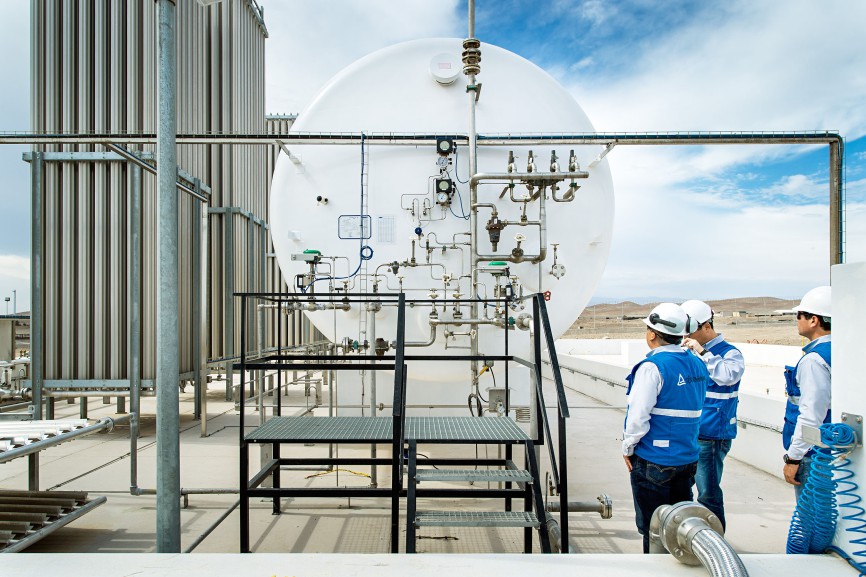Zwischen Mollendo und Arequipa überprüfen TÜV-Mitarbeiter eine Anlage zur Erdgaskonversion.